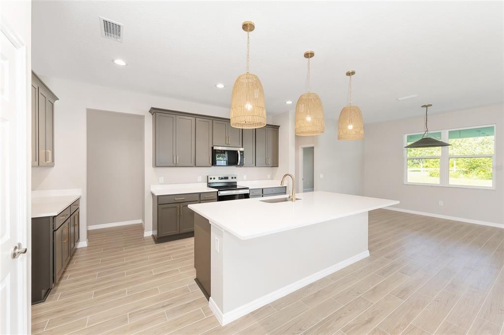 待售: $403,200 (3 贝兹, 2 浴室, 2164 平方英尺)