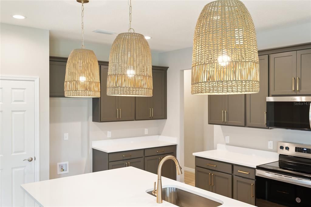 待售: $403,200 (3 贝兹, 2 浴室, 2164 平方英尺)