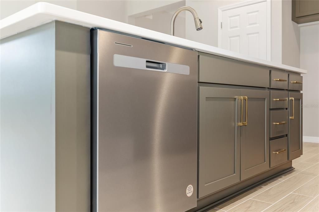 待售: $403,200 (3 贝兹, 2 浴室, 2164 平方英尺)