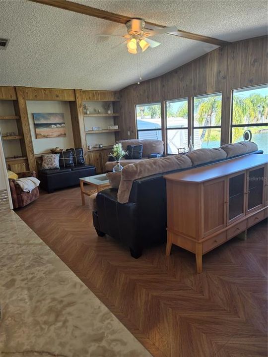 For Sale: $250,000 (2 beds, 2 baths, 1523 Square Feet)