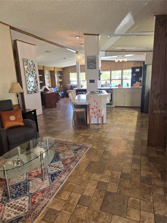 For Sale: $250,000 (2 beds, 2 baths, 1523 Square Feet)