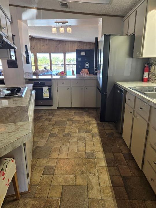 For Sale: $250,000 (2 beds, 2 baths, 1523 Square Feet)