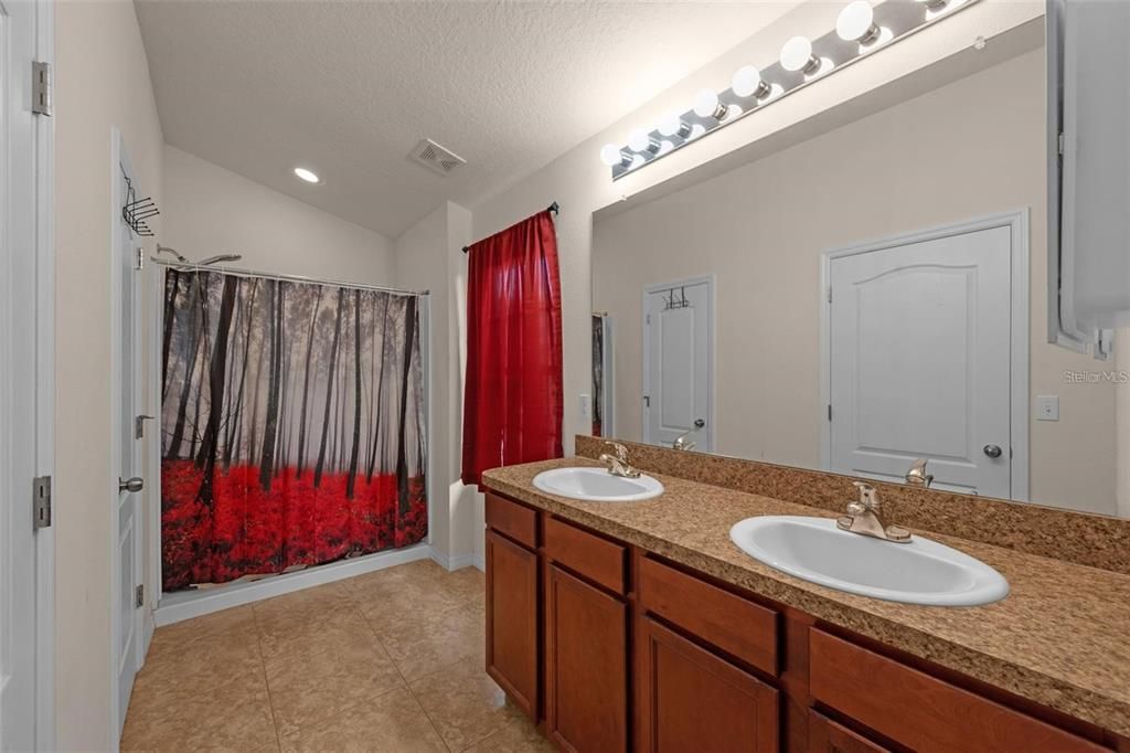 For Sale: $274,900 (2 beds, 2 baths, 1253 Square Feet)