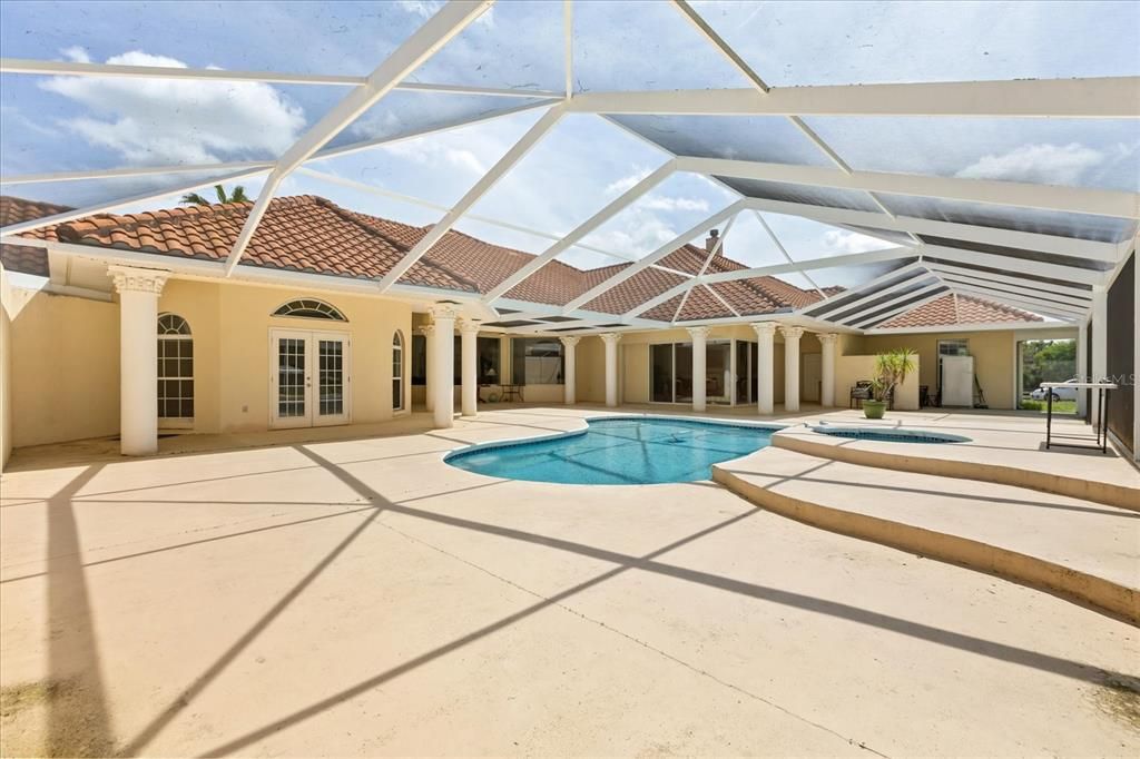 For Sale: $2,150,000 (5 beds, 4 baths, 5242 Square Feet)