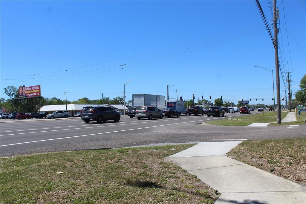 合同活跃: $1,570,000 (0.51 acres)