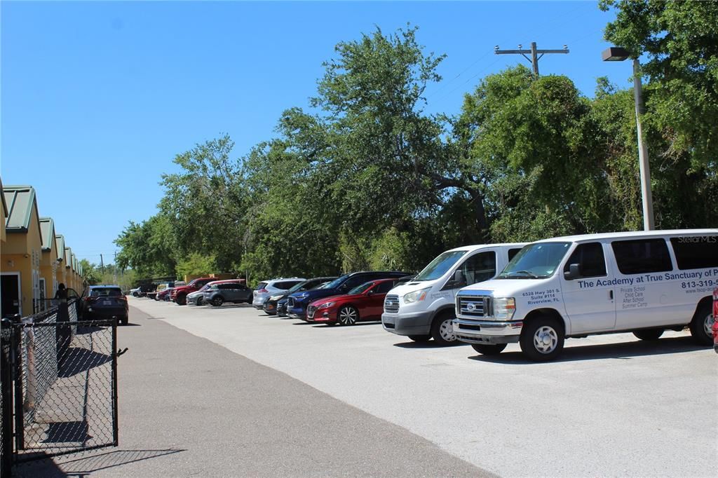 合同活跃: $1,570,000 (0.51 acres)