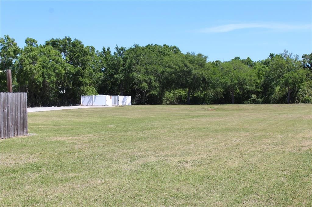 合同活跃: $1,570,000 (0.51 acres)