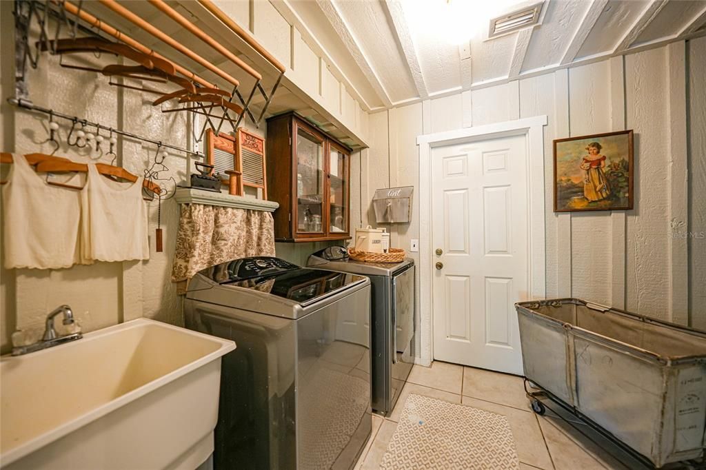 En Venta: $739,000 (4 camas, 2 baños, 2718 Pies cuadrados)