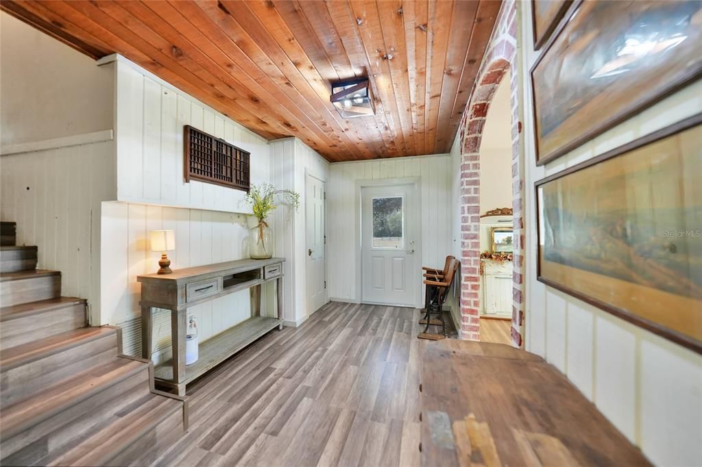 En Venta: $739,000 (4 camas, 2 baños, 2718 Pies cuadrados)