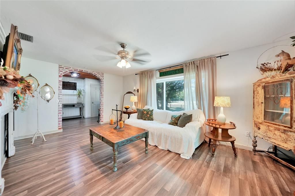 En Venta: $739,000 (4 camas, 2 baños, 2718 Pies cuadrados)