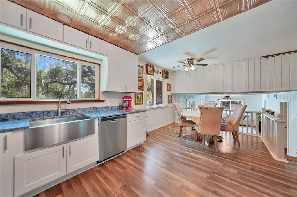 En Venta: $739,000 (4 camas, 2 baños, 2718 Pies cuadrados)