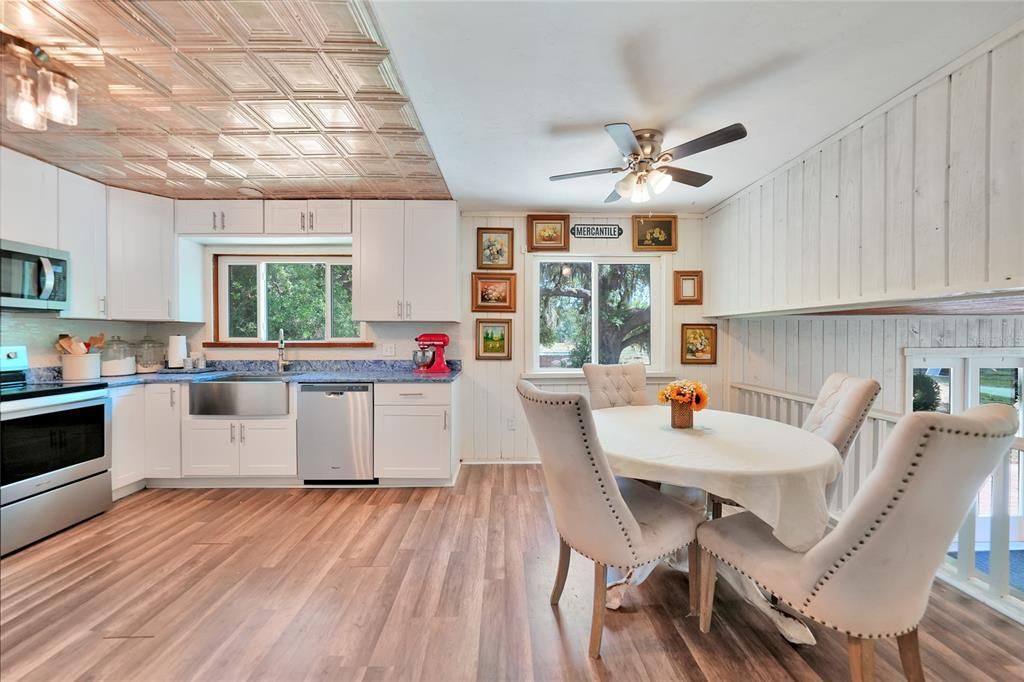 En Venta: $739,000 (4 camas, 2 baños, 2718 Pies cuadrados)