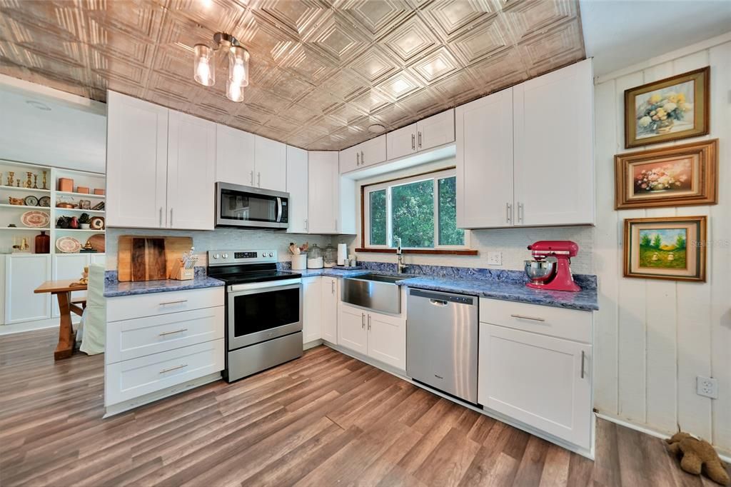 En Venta: $739,000 (4 camas, 2 baños, 2718 Pies cuadrados)