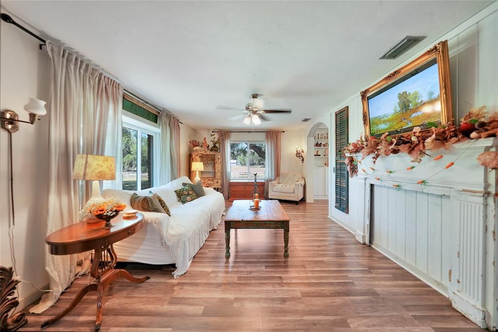 En Venta: $739,000 (4 camas, 2 baños, 2718 Pies cuadrados)