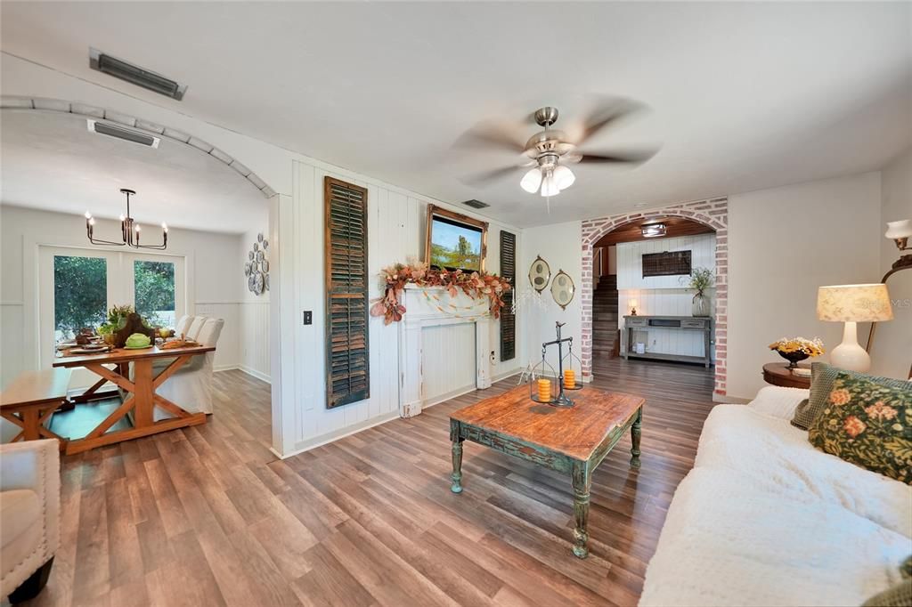 En Venta: $739,000 (4 camas, 2 baños, 2718 Pies cuadrados)