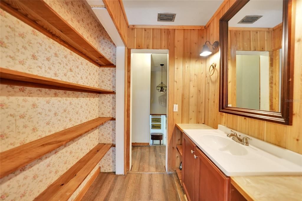 En Venta: $739,000 (4 camas, 2 baños, 2718 Pies cuadrados)