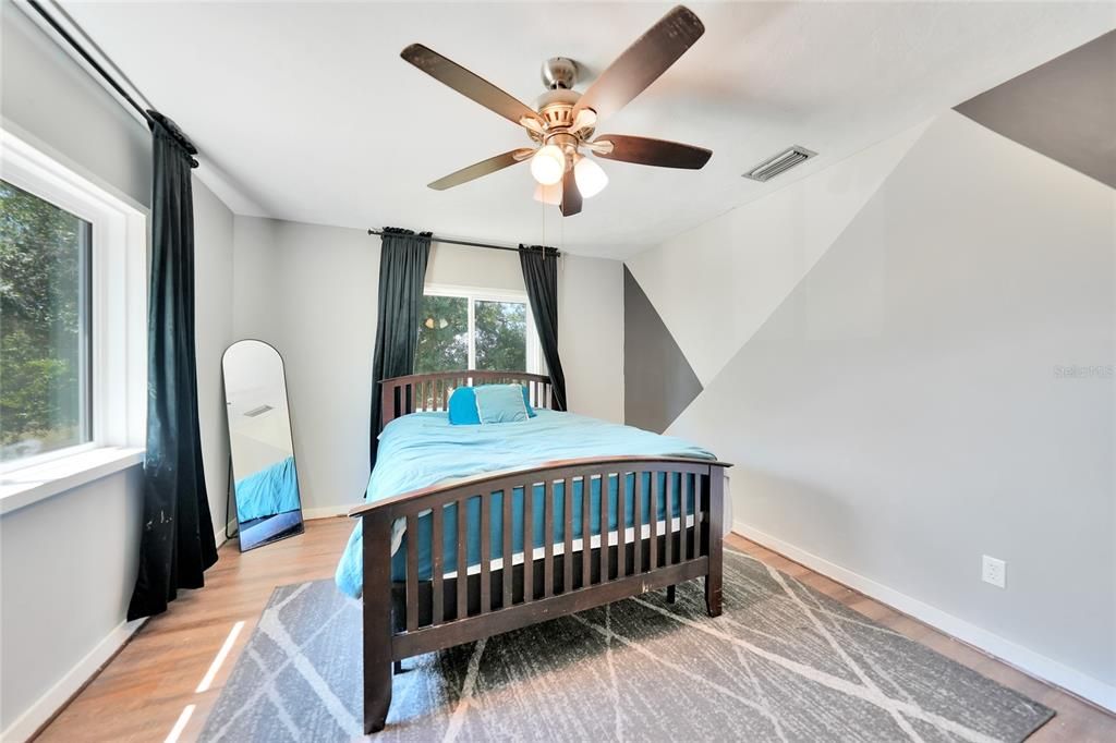 En Venta: $739,000 (4 camas, 2 baños, 2718 Pies cuadrados)