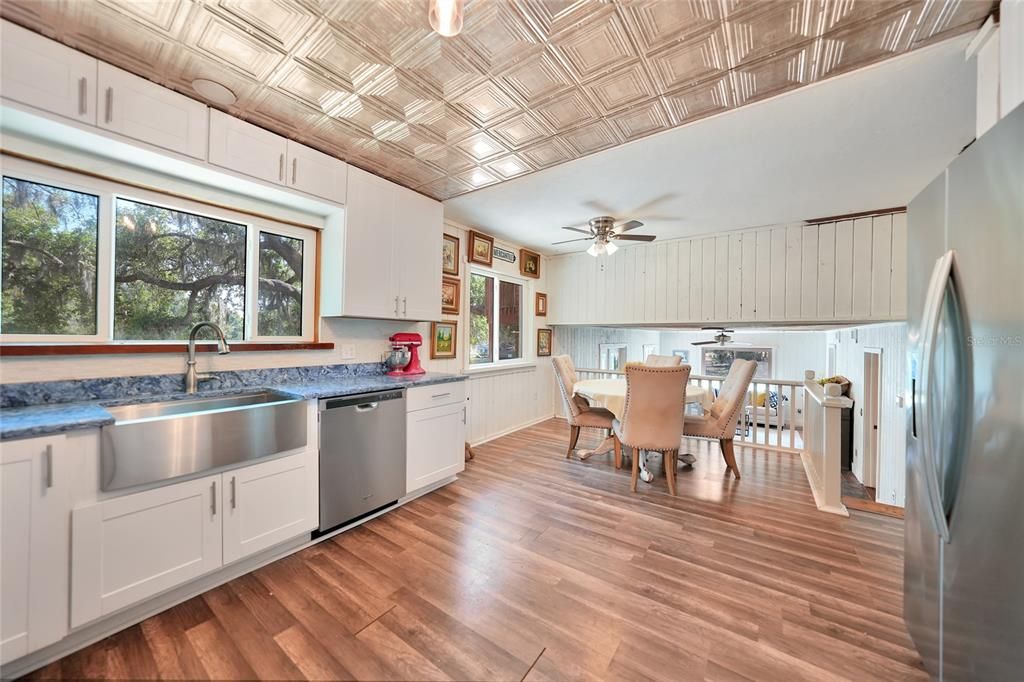 En Venta: $739,000 (4 camas, 2 baños, 2718 Pies cuadrados)