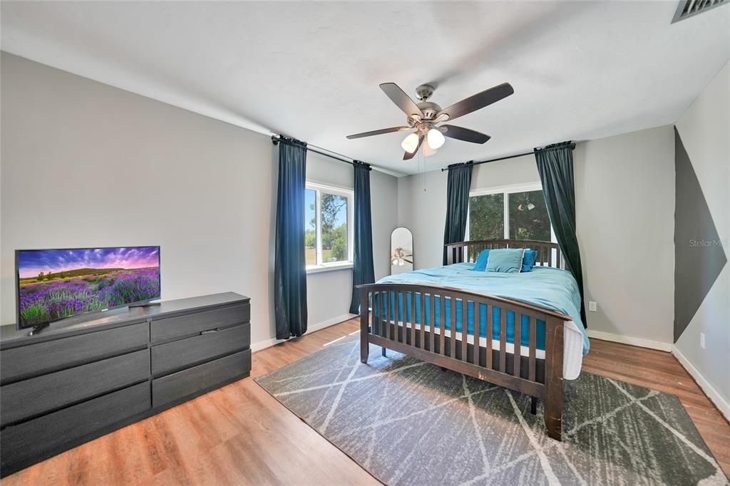 En Venta: $739,000 (4 camas, 2 baños, 2718 Pies cuadrados)