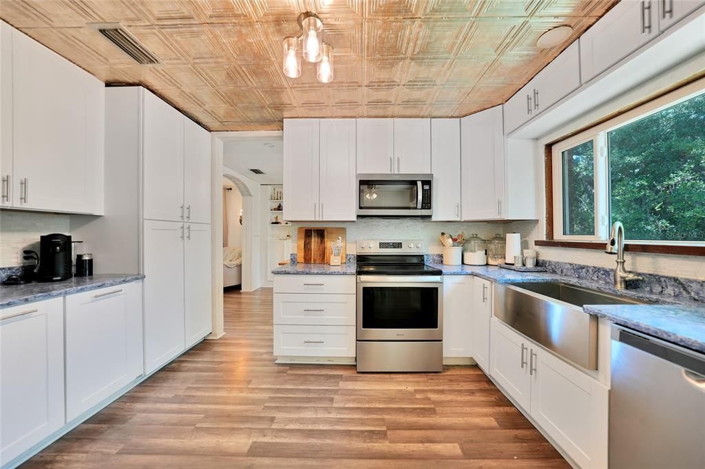 En Venta: $739,000 (4 camas, 2 baños, 2718 Pies cuadrados)