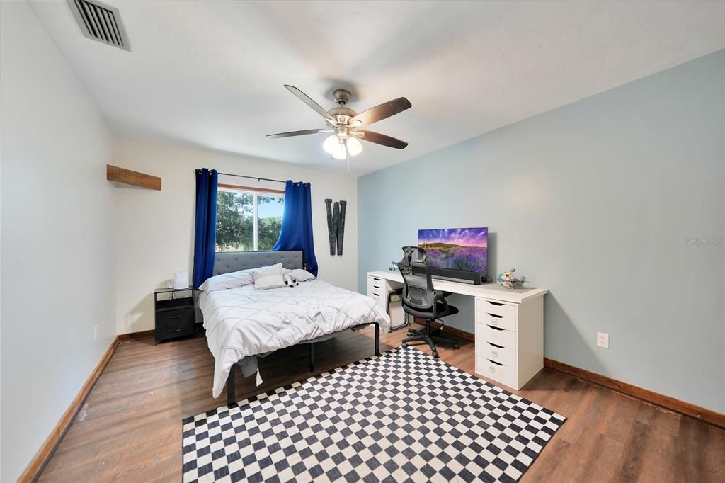 En Venta: $739,000 (4 camas, 2 baños, 2718 Pies cuadrados)