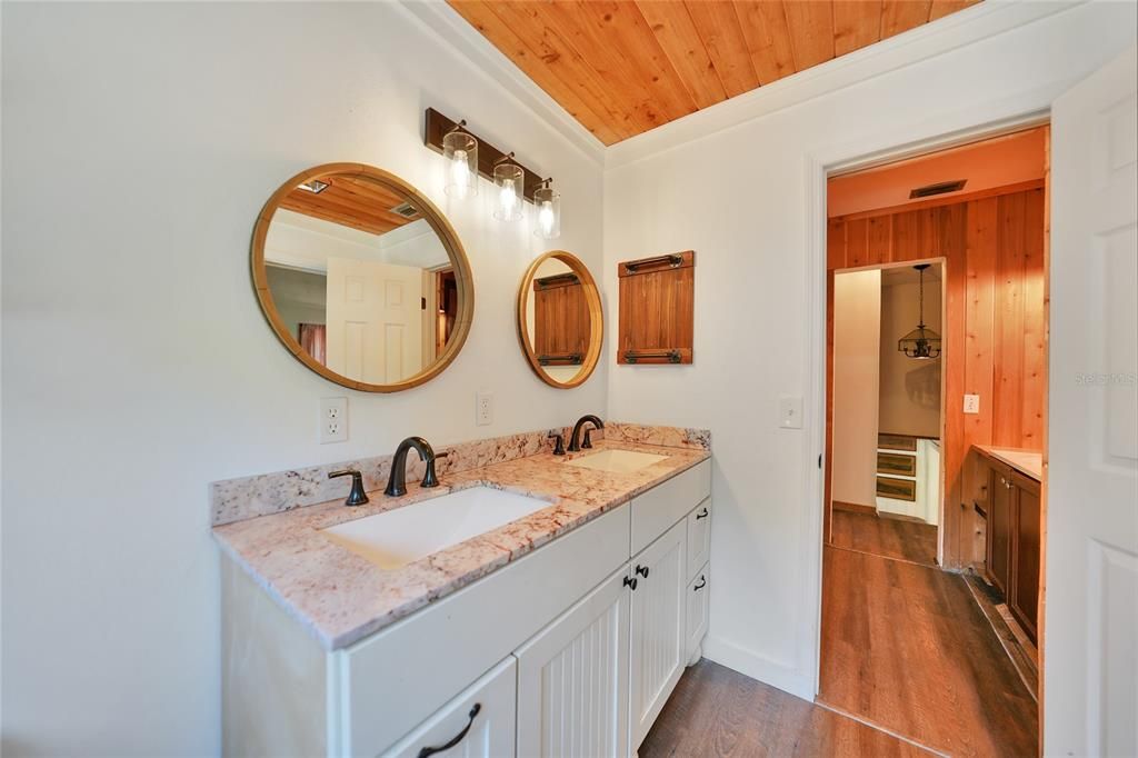 En Venta: $739,000 (4 camas, 2 baños, 2718 Pies cuadrados)