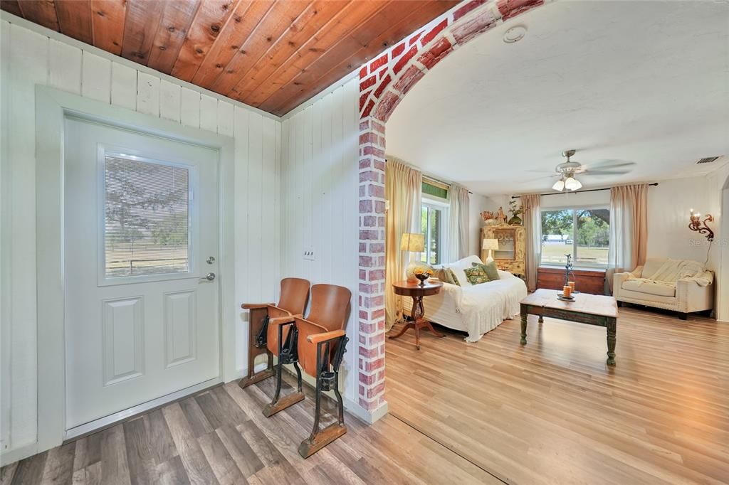 En Venta: $739,000 (4 camas, 2 baños, 2718 Pies cuadrados)