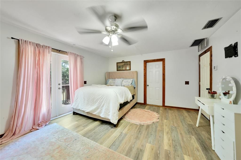 En Venta: $739,000 (4 camas, 2 baños, 2718 Pies cuadrados)