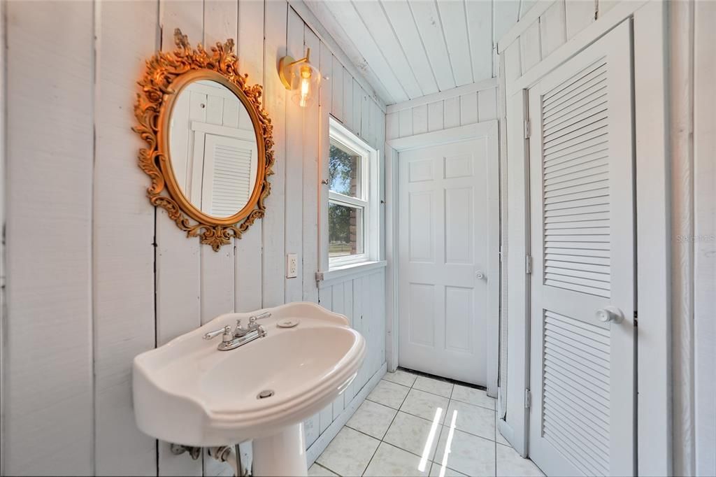 En Venta: $739,000 (4 camas, 2 baños, 2718 Pies cuadrados)