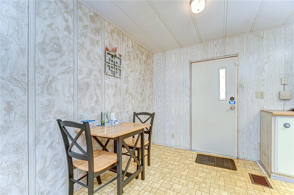 Active With Contract: $112,500 (2 beds, 2 baths, 1056 Square Feet)