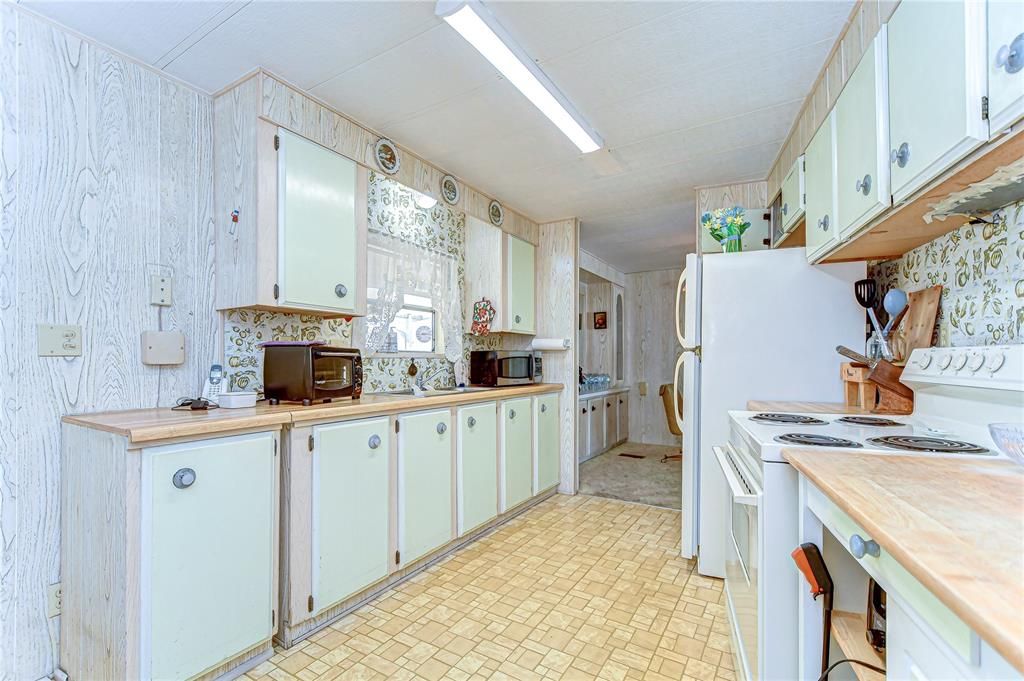 Active With Contract: $112,500 (2 beds, 2 baths, 1056 Square Feet)