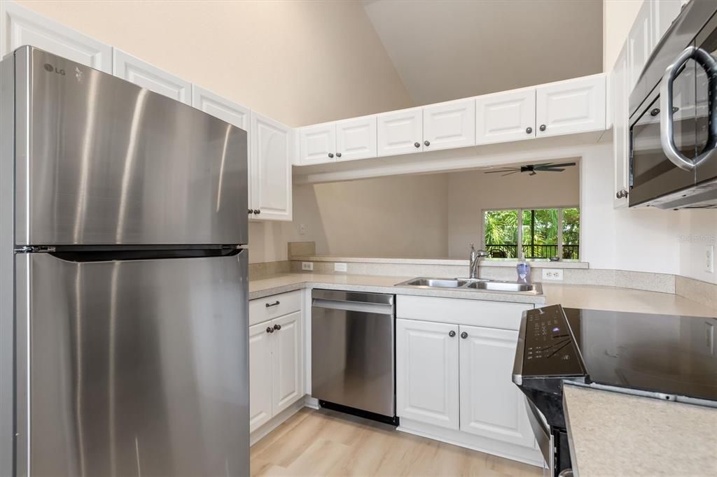 For Sale: $169,993 (2 beds, 2 baths, 1079 Square Feet)