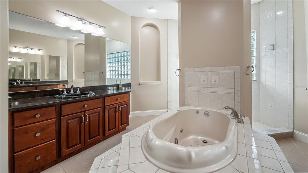 En Venta: $898,999 (4 camas, 4 baños, 3780 Pies cuadrados)