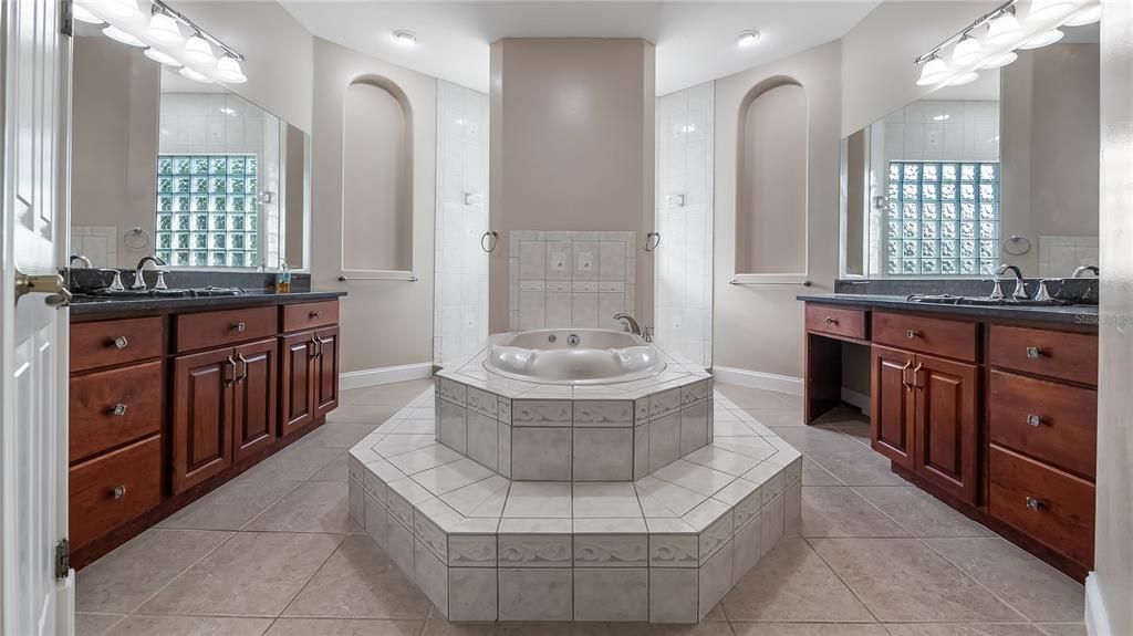 En Venta: $898,999 (4 camas, 4 baños, 3780 Pies cuadrados)