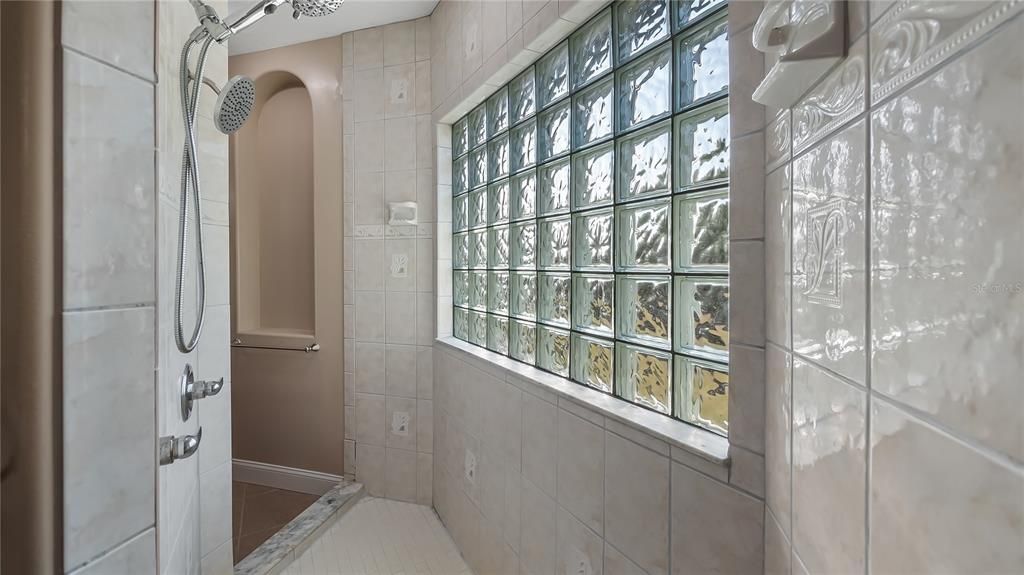 En Venta: $898,999 (4 camas, 4 baños, 3780 Pies cuadrados)