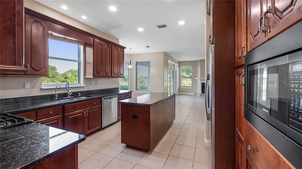 En Venta: $898,999 (4 camas, 4 baños, 3780 Pies cuadrados)