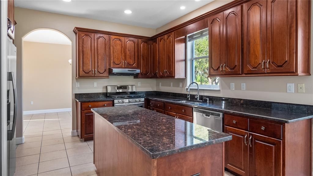 En Venta: $898,999 (4 camas, 4 baños, 3780 Pies cuadrados)