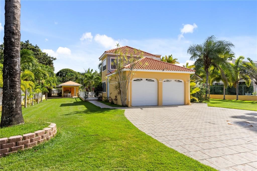 For Sale: $875,000 (5 beds, 4 baths, 4500 Square Feet)