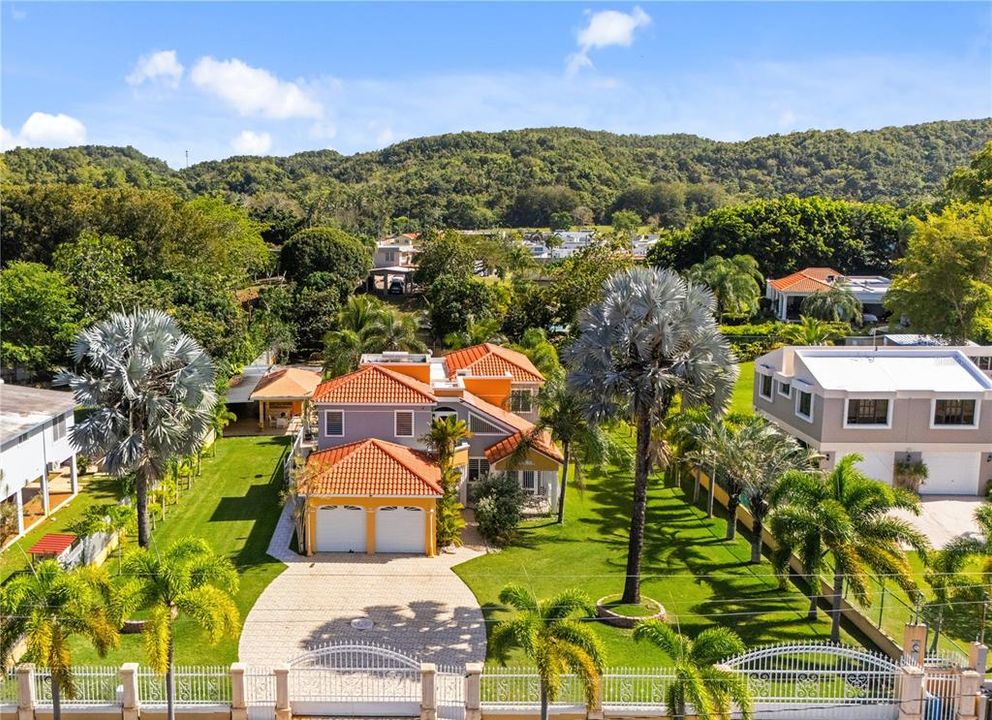 For Sale: $875,000 (5 beds, 4 baths, 4500 Square Feet)