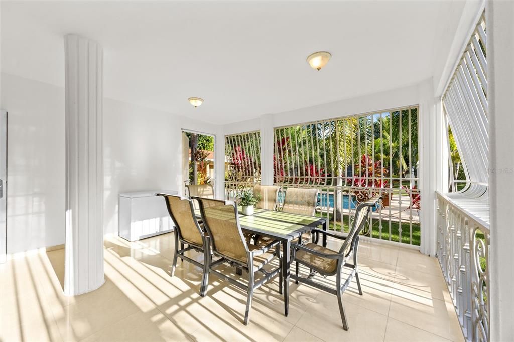 For Sale: $875,000 (5 beds, 4 baths, 4500 Square Feet)