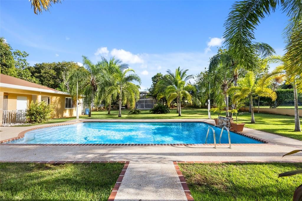 For Sale: $875,000 (5 beds, 4 baths, 4500 Square Feet)