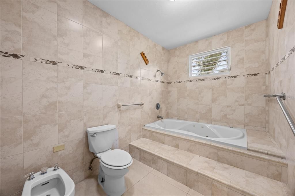 For Sale: $875,000 (5 beds, 4 baths, 4500 Square Feet)