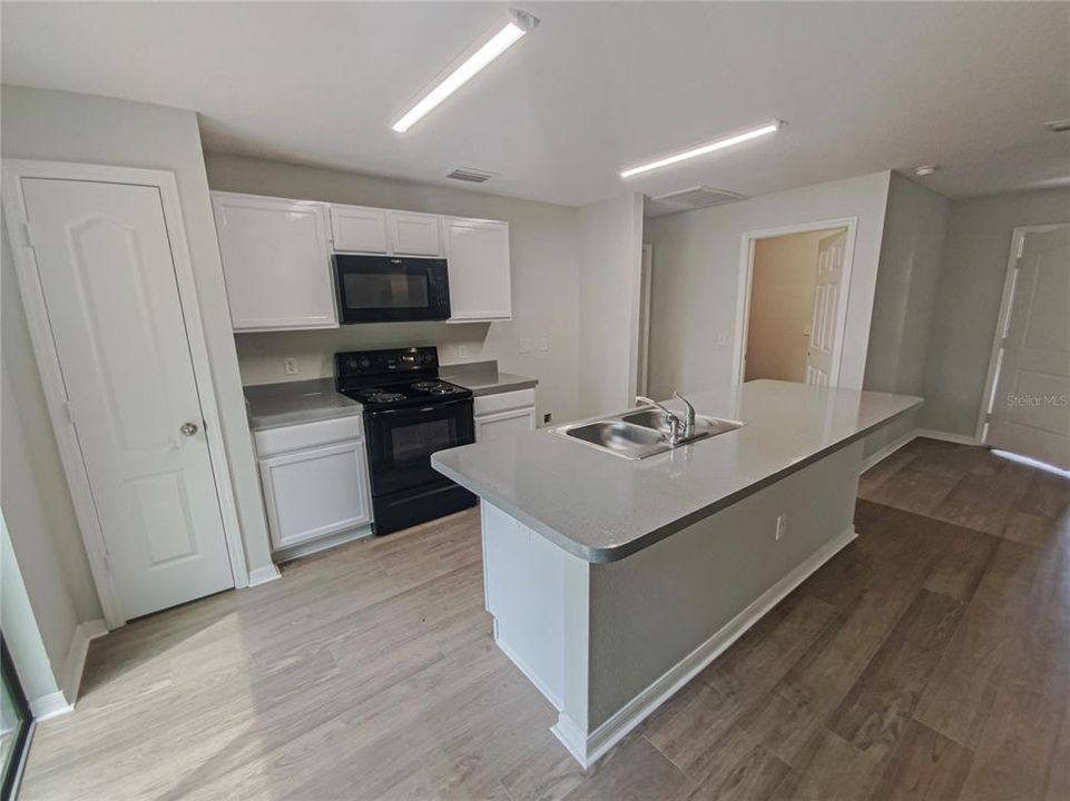 На продажу: $253,000 (4 спален, 2 ванн, 1358 Квадратных фут)