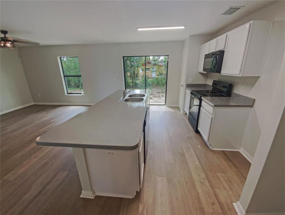 На продажу: $253,000 (4 спален, 2 ванн, 1358 Квадратных фут)