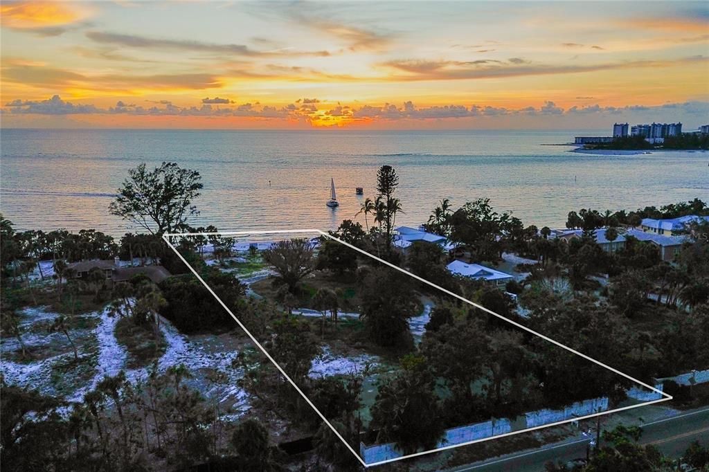 Под контрактом: $18,905,000 (5 спален, 6 ванн, 6985 Квадратных фут)