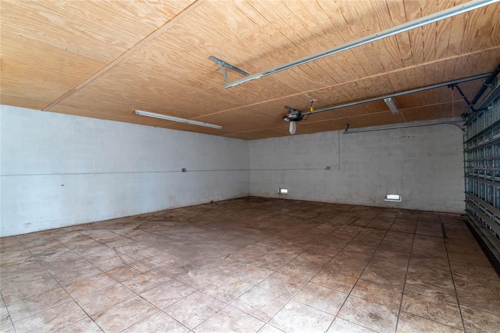 合同活跃: $274,000 (3 贝兹, 2 浴室, 1713 平方英尺)