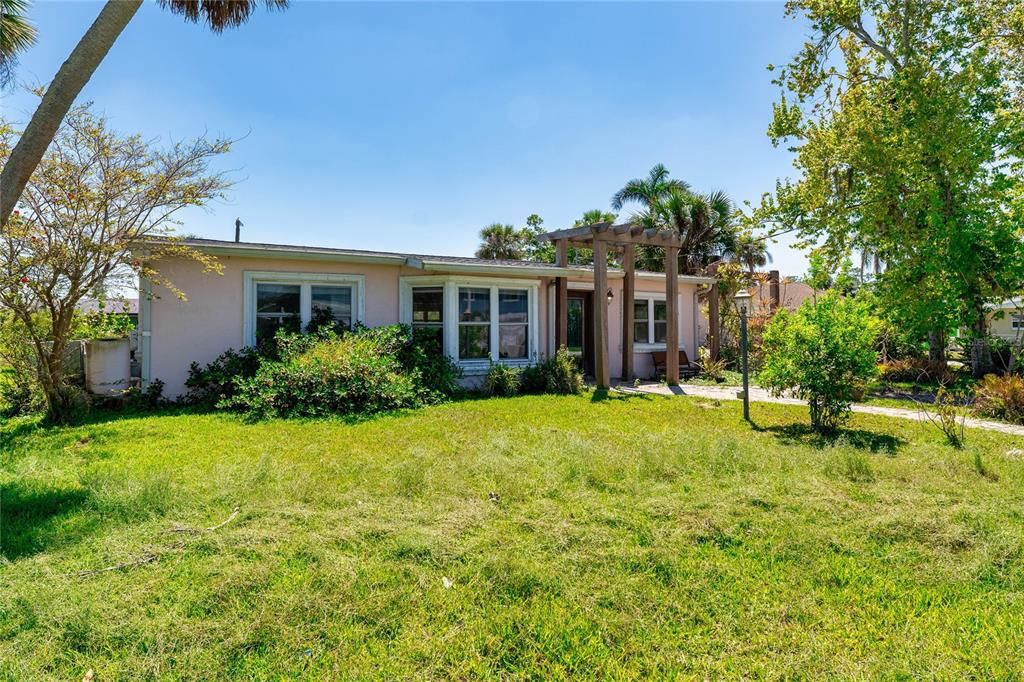 合同活跃: $274,000 (3 贝兹, 2 浴室, 1713 平方英尺)