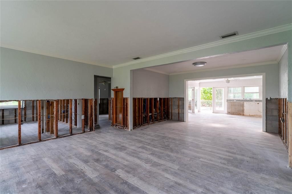 合同活跃: $274,000 (3 贝兹, 2 浴室, 1713 平方英尺)