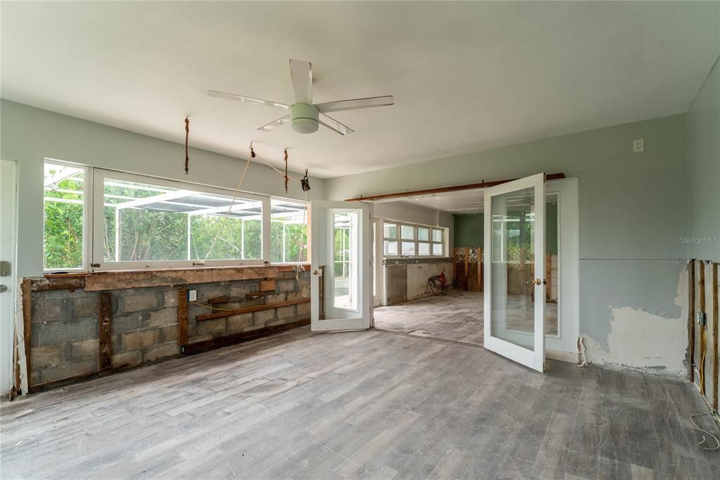 合同活跃: $274,000 (3 贝兹, 2 浴室, 1713 平方英尺)