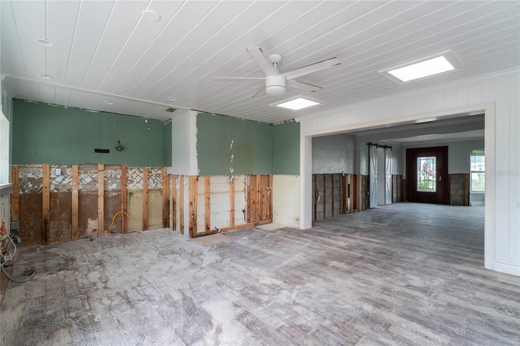 合同活跃: $274,000 (3 贝兹, 2 浴室, 1713 平方英尺)